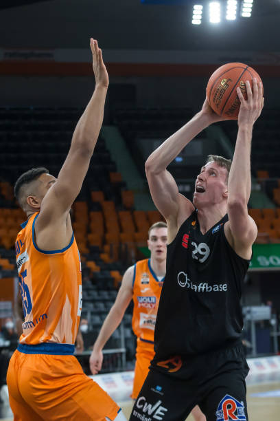 赛季初并不 赛季初并不